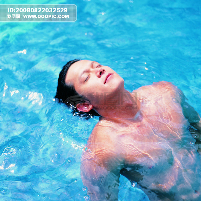 <em>游泳</em> 动作 仰泳 淋 自拍 <em>游泳池</em> 水 男女 <em>胸罩</em>模板