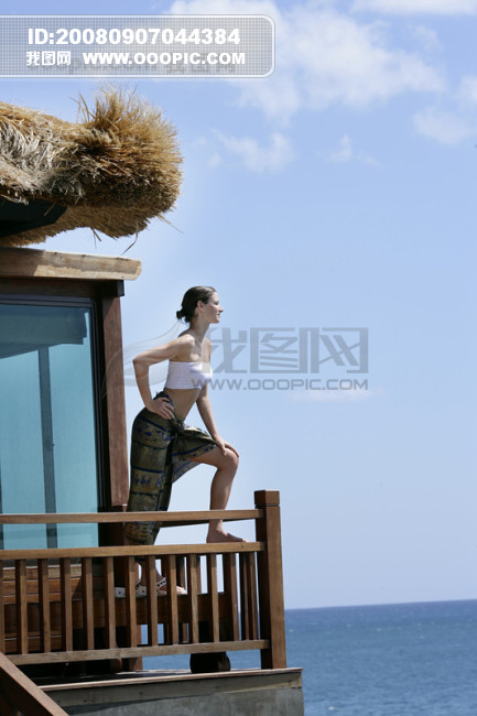 现代休闲 <em>美女</em> 海边 沙滩 海水 旅游 运动 游泳 人