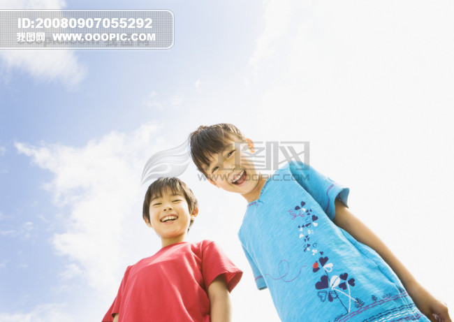 小孩游玩 嬉戏 草地草原 <em>男孩女孩</em>儿童 家庭<em>旅游</em>