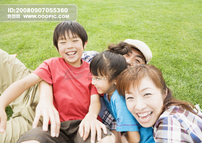 小孩游玩 嬉戏 草地草原 <em>男孩女孩</em>儿童 家庭<em>旅游</em>