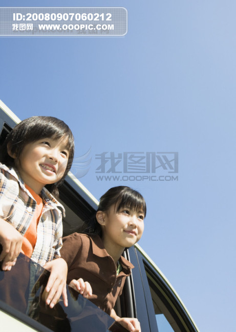小孩游玩 嬉戏 草地草原 <em>男孩女孩</em>儿童 家庭<em>旅游</em>