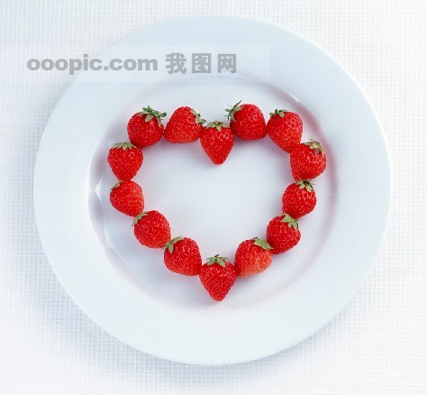 摄影图 水果艺术 草莓心型摆盘 浪漫的心