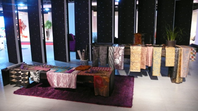 丝绸布料展示台摄影图片下载